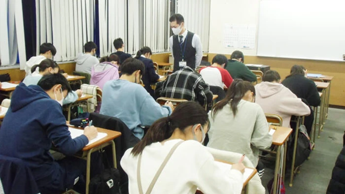 真剣に演習中。教師が常に見ています。