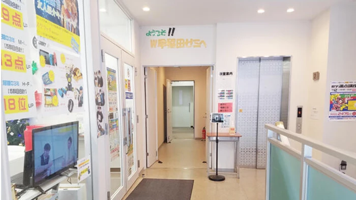 清潔感のあるエントランスは、学習情報が満載！