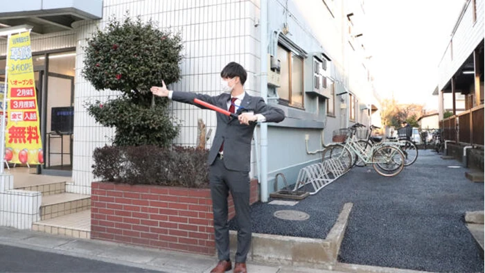 校舎入口で生徒のお出迎え！駐輪場も完備！