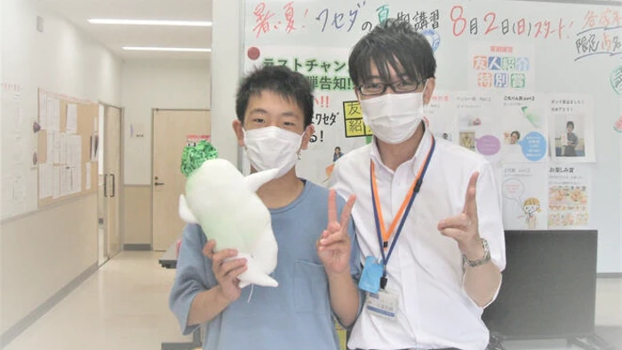 教師と生徒の2ショット！「表彰式」で喜び倍増！