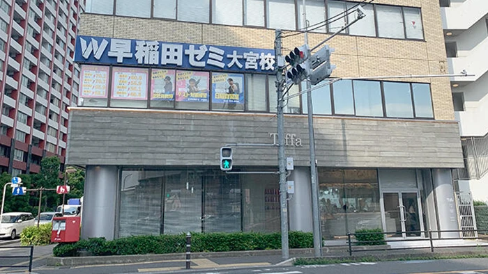 17号沿いの大きな交差点に大宮校はあります！