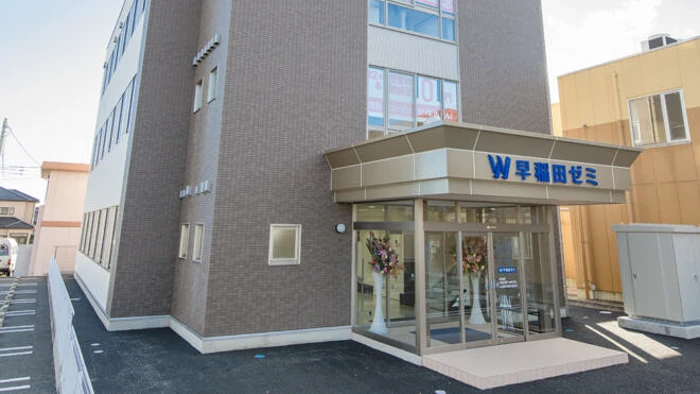 駐車場・駐輪場完備！清潔感のあるきれいな校舎です。