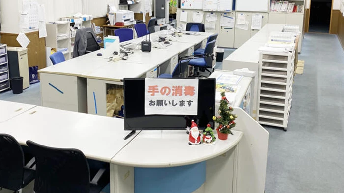 明るく広々としたエントランスで生徒を出迎えます。