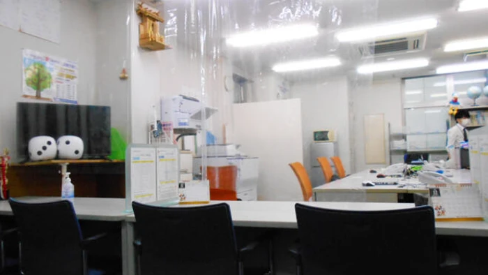 2階が受付（職員室）です。