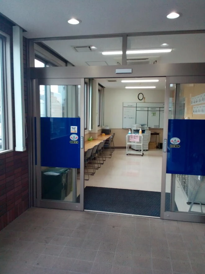 校舎向かって左がハイスクールの入り口です！