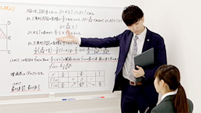 対面の個別指導を受けている高校３年生