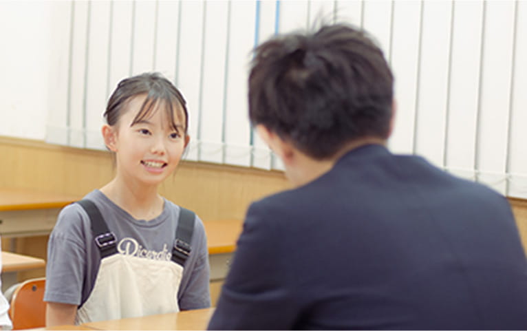 生徒にアドバイスする教師
