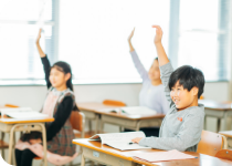 授業で手を上げている小学生