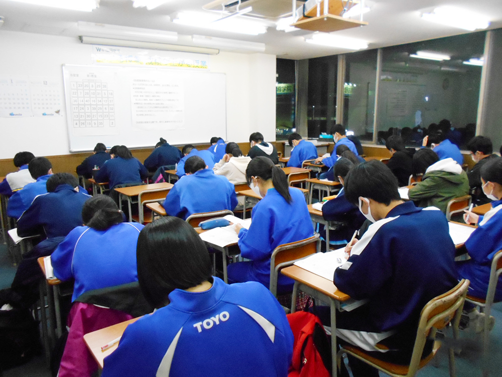 自習室で集中して学習する栃木校の生徒