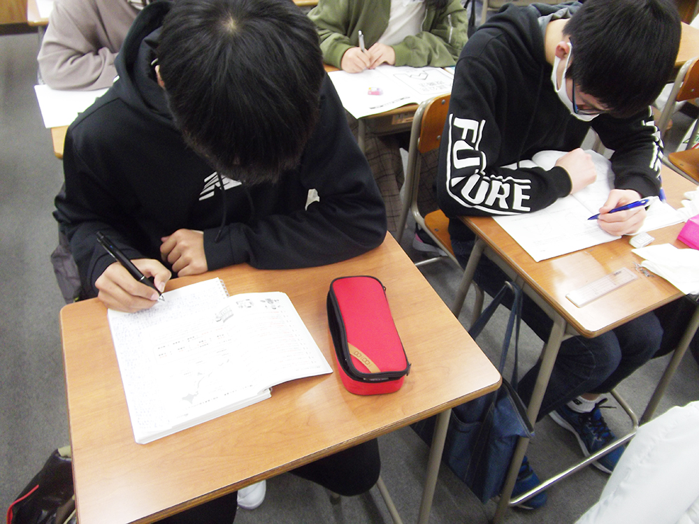 自習室で集中して学習する吉水校の生徒