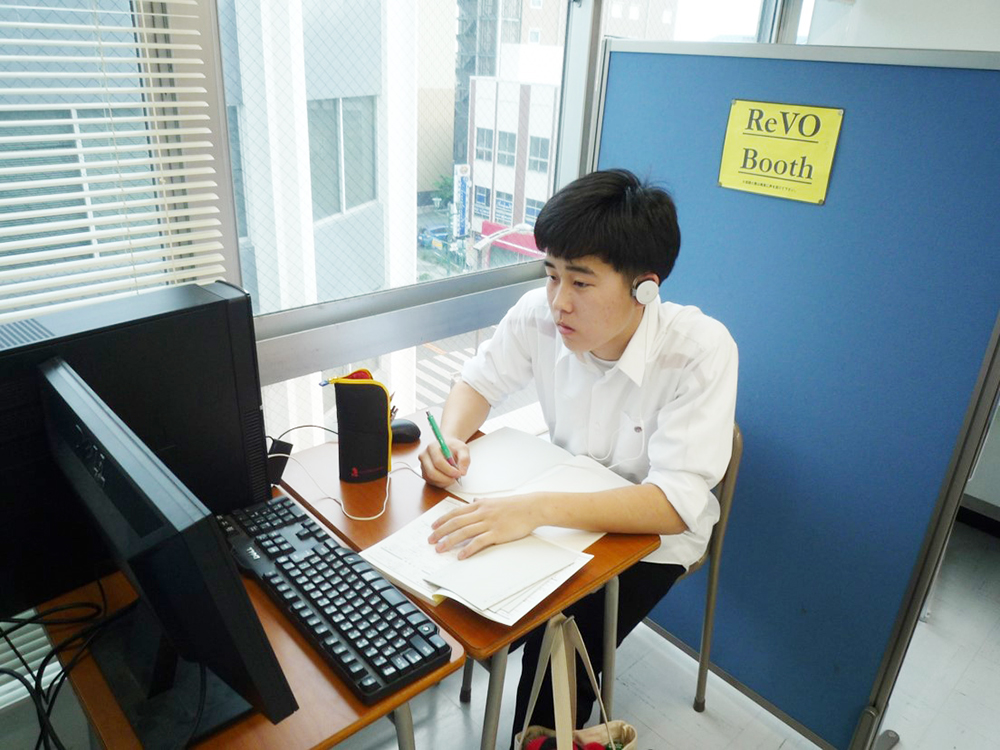 映像授業で欠席した授業の復習をする足利ハイスクールの教師
