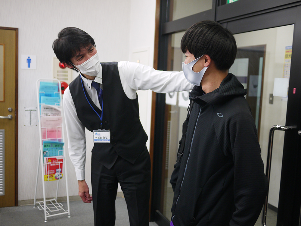 登校した生徒をで出迎える栃木ハイスクールの教師