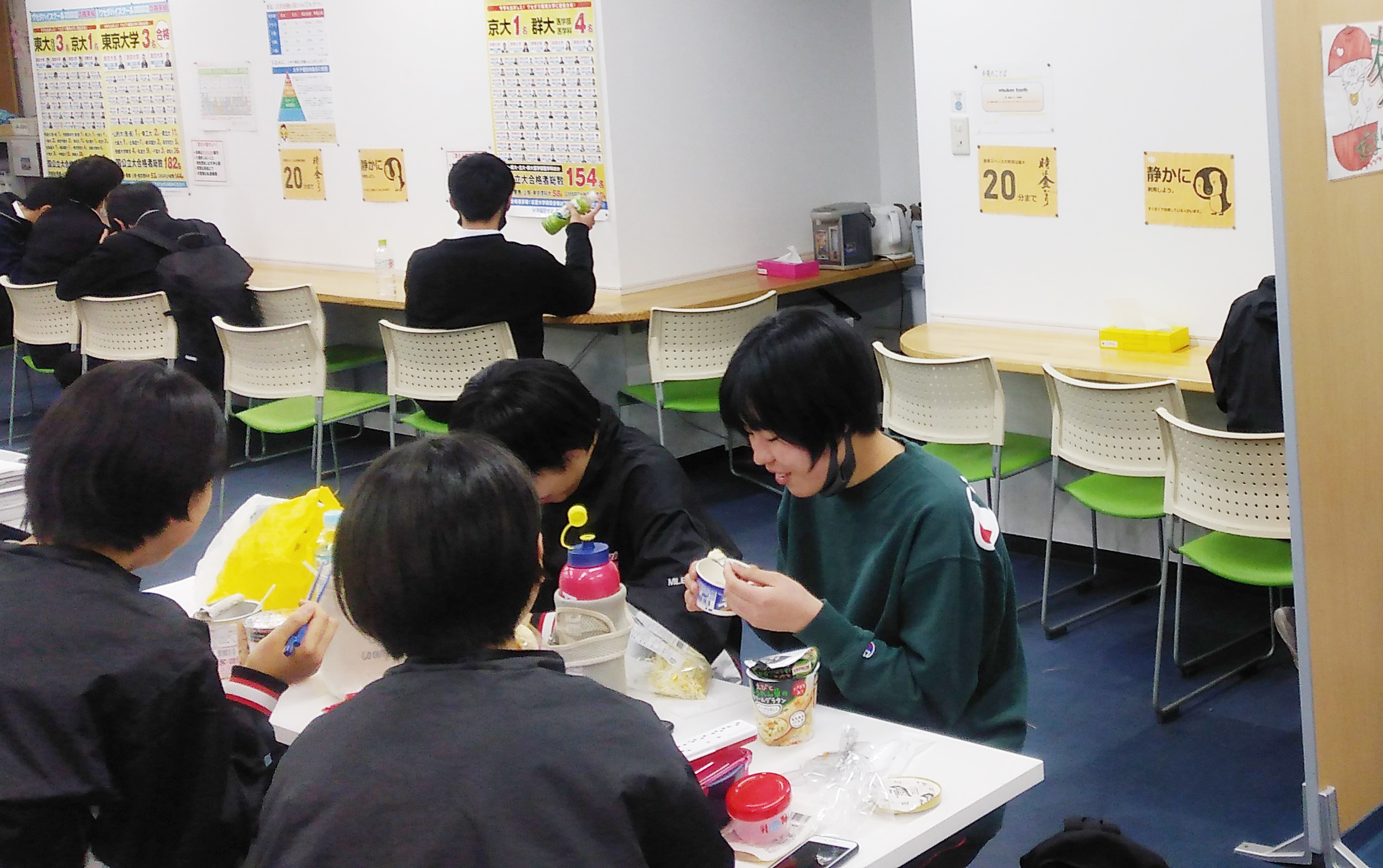 太田ハイスクールの食事もできる休憩スペース（ラウンジ）