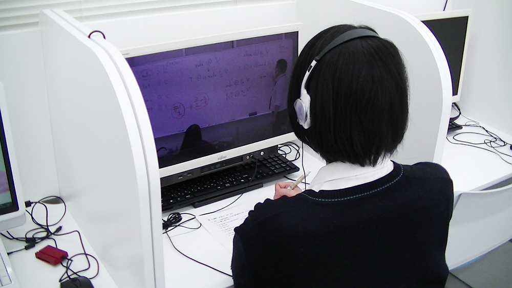 映像授業で復習をする栃木ハイスクールの生徒