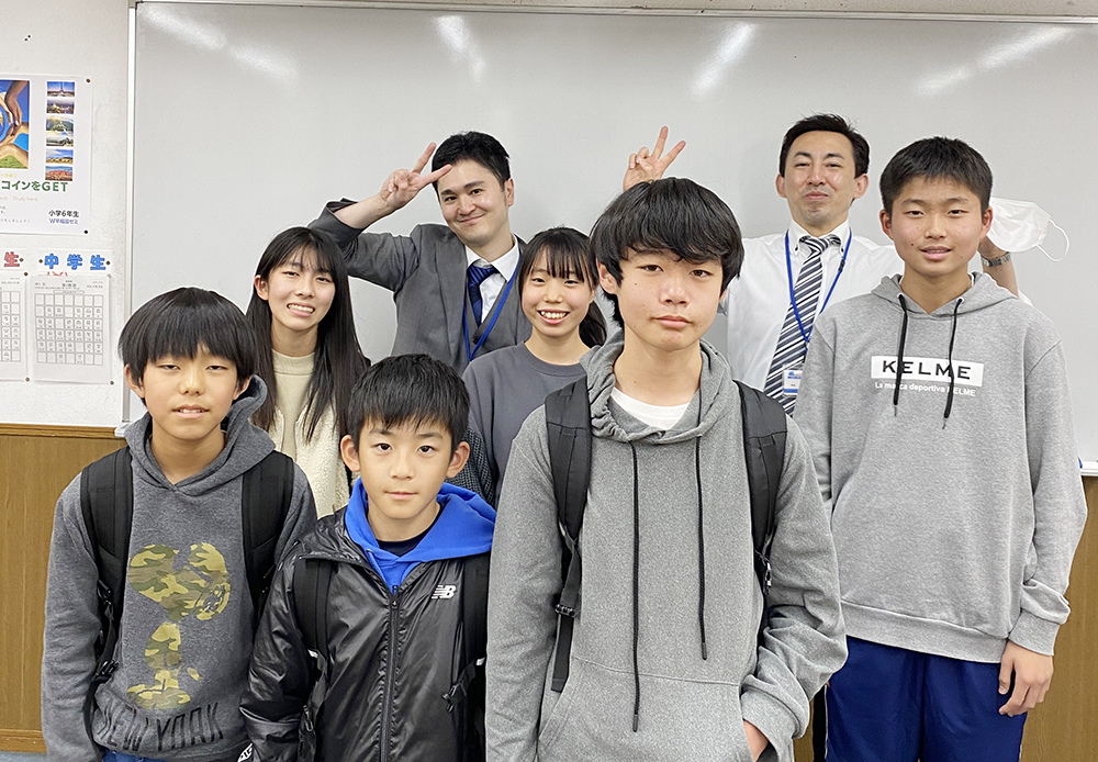 W早稲田ゼミ‗春日部校の生徒と教師