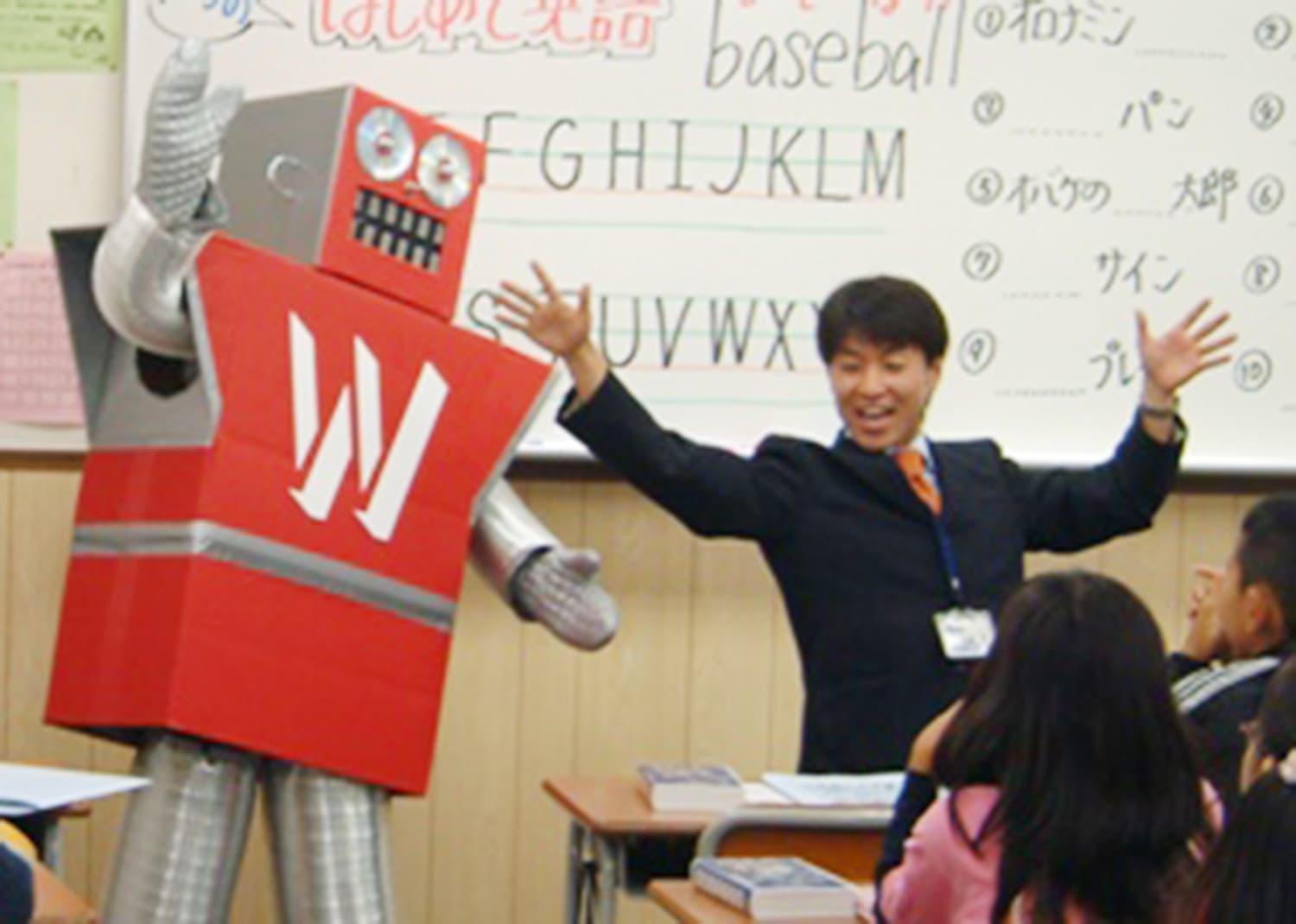 ロボットの着ぐるみが登場した楽しい英語の授業の様子