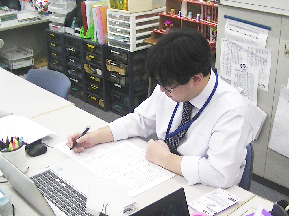 授業で使用するオリジナルプリント教材を作成している足利南校の教師