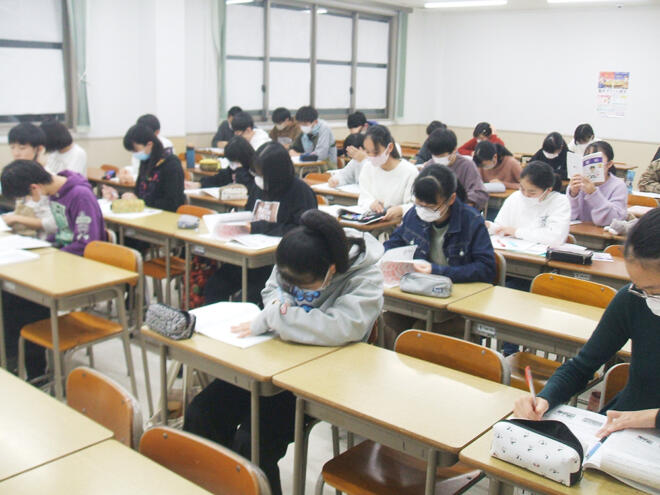 中学３年生の自習室の自習風景