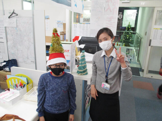 宇都宮校に通う生徒と事務スタッフ