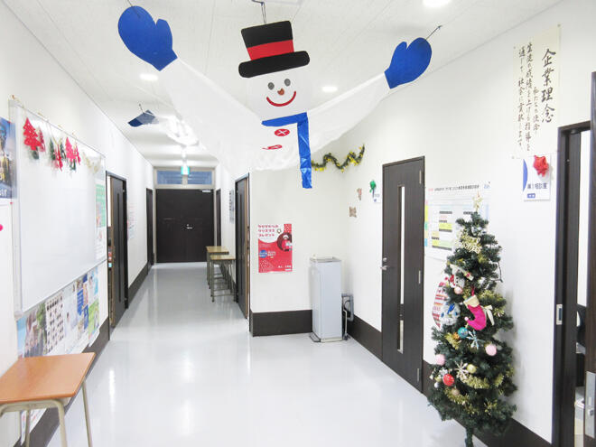 渋川校の校舎内の風景。生徒の学習意欲醸成のために校舎内を楽しく飾り付け。