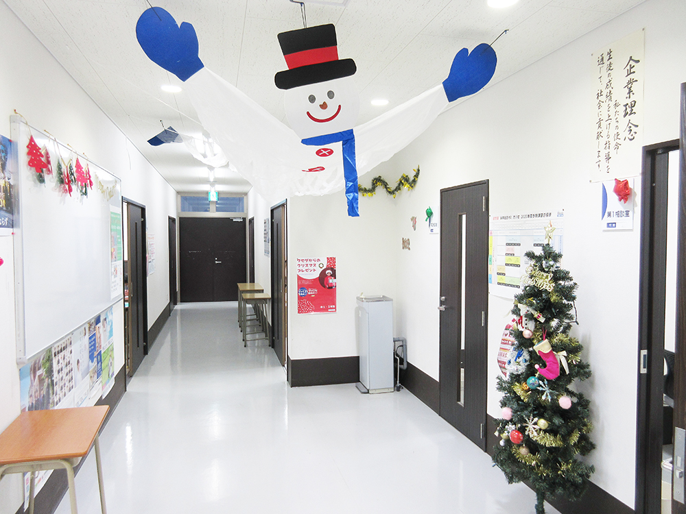渋川校の校舎内の風景。生徒の学習意欲醸成のために校舎内を楽しく飾り付け。