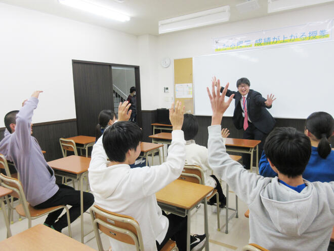 渋川校の授業風景。生徒が手を上げて積極的に授業に参加。