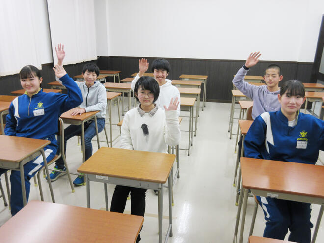 渋川校で授業を受けている生徒たち。手をあげて、積極的に授業に参加。