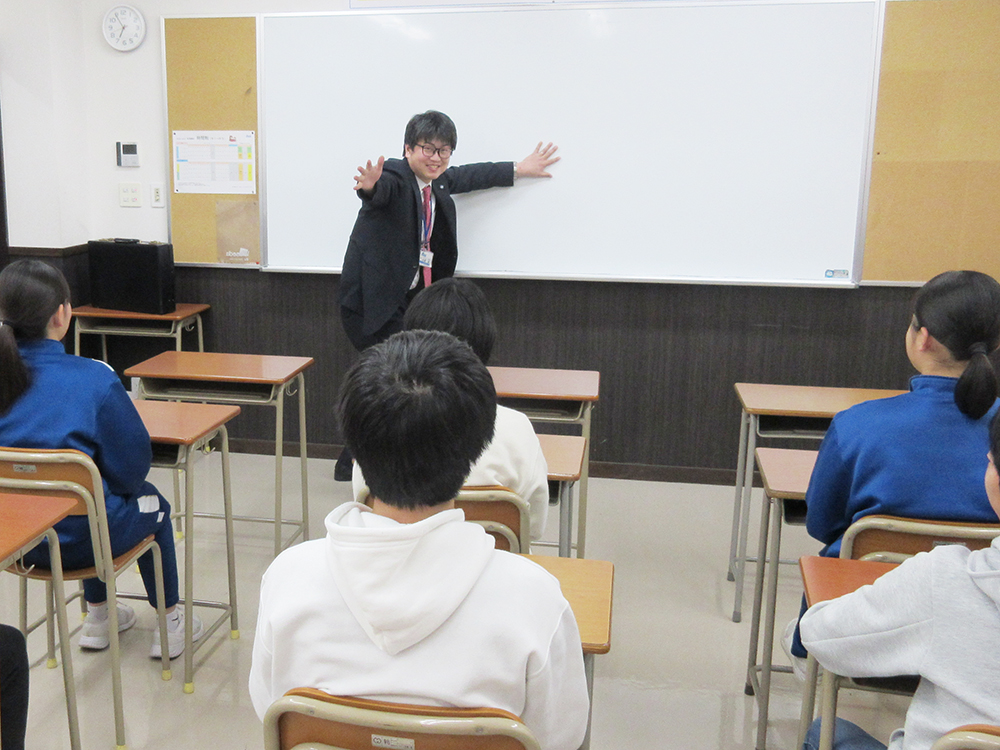 渋川校の授業風景。正社員教師が熱く生徒に指導している。