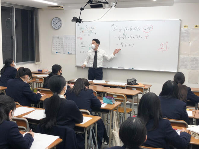 前橋中央ハイスクールの数学の通学校別の授業風景