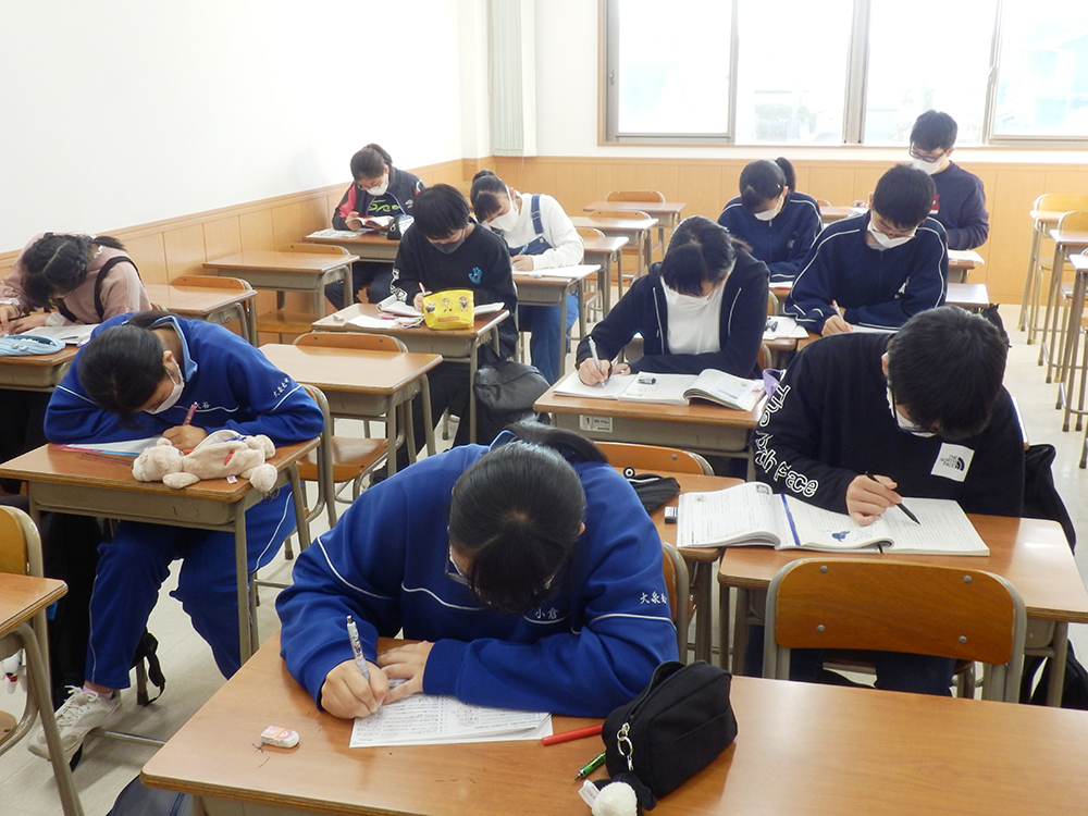 定期テスト対策のため、大泉校に通う中学生の補習授業風景