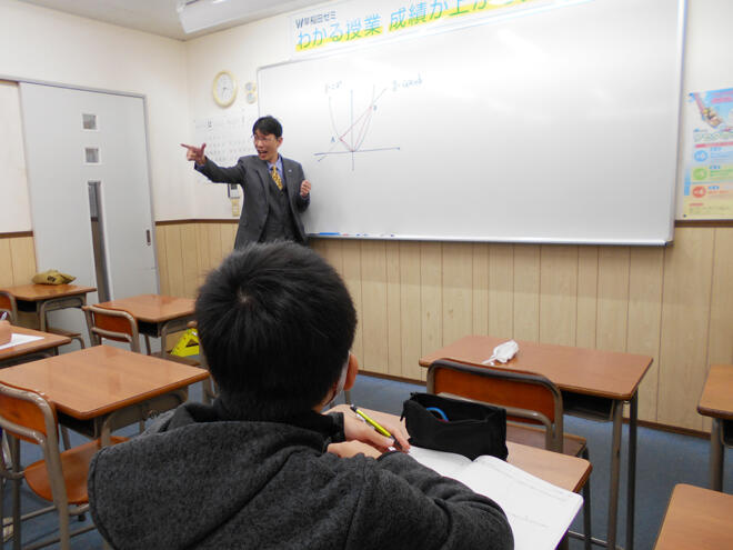 伊勢崎校の授業風景。正社員教師が熱心に授業。