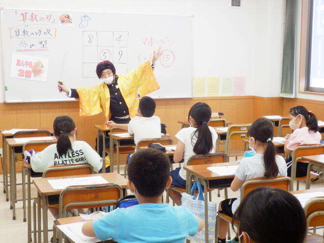 小学生に楽しく授業に取り組んでもらうためにコスプレする大泉校の教師