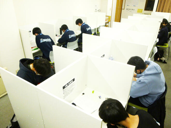 集中できる環境の深谷ハイスクールの自習室と生徒の自習風景