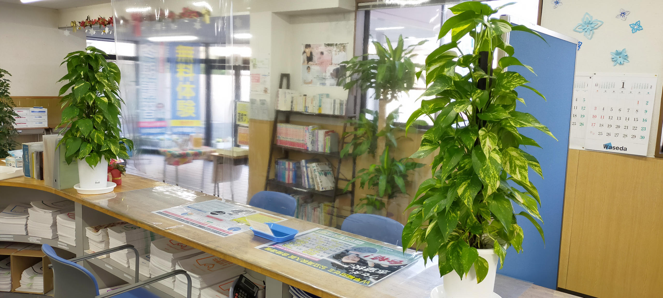 高崎西校のパーテーションを使ったコロナ対策状況（受付カウンター）