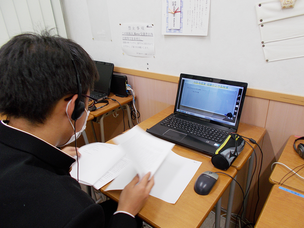 映像授業で授業の復習をする高崎ハイスクールの生徒