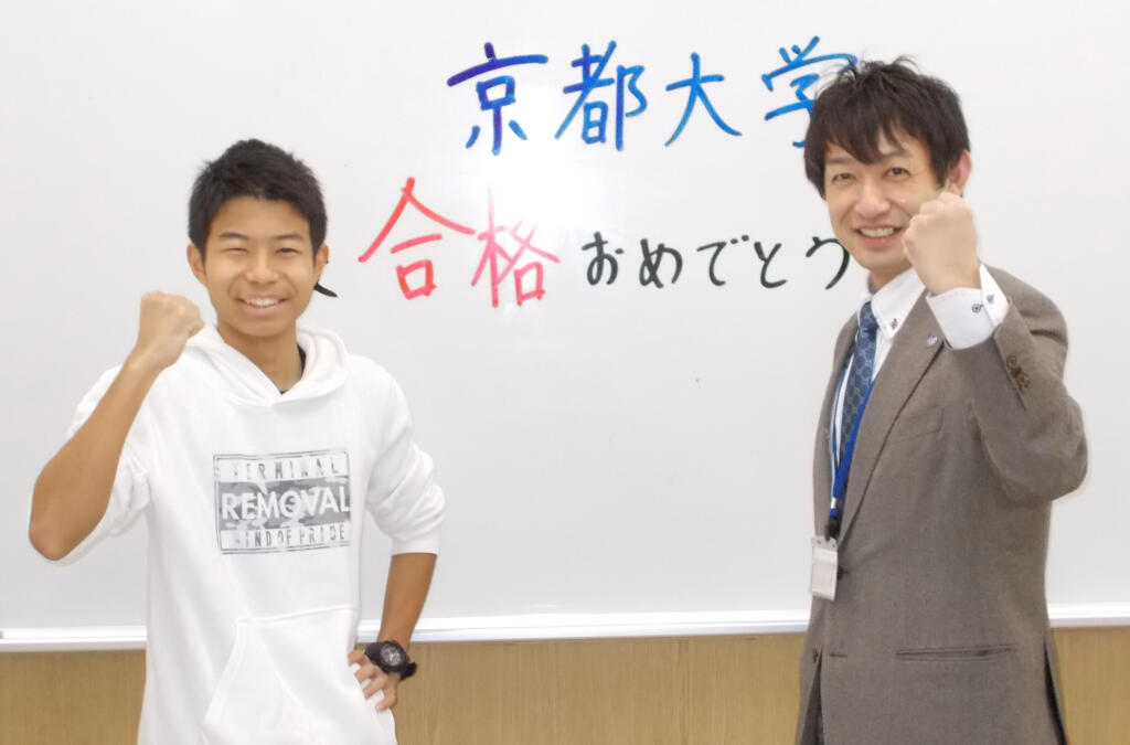 「志望校を決めたのはいつ？その理由は？」の質問に答える生徒とその教師。
