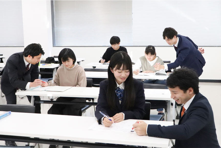 授業は教師３名で実施。授業中もわかるまで個別指導する教師。