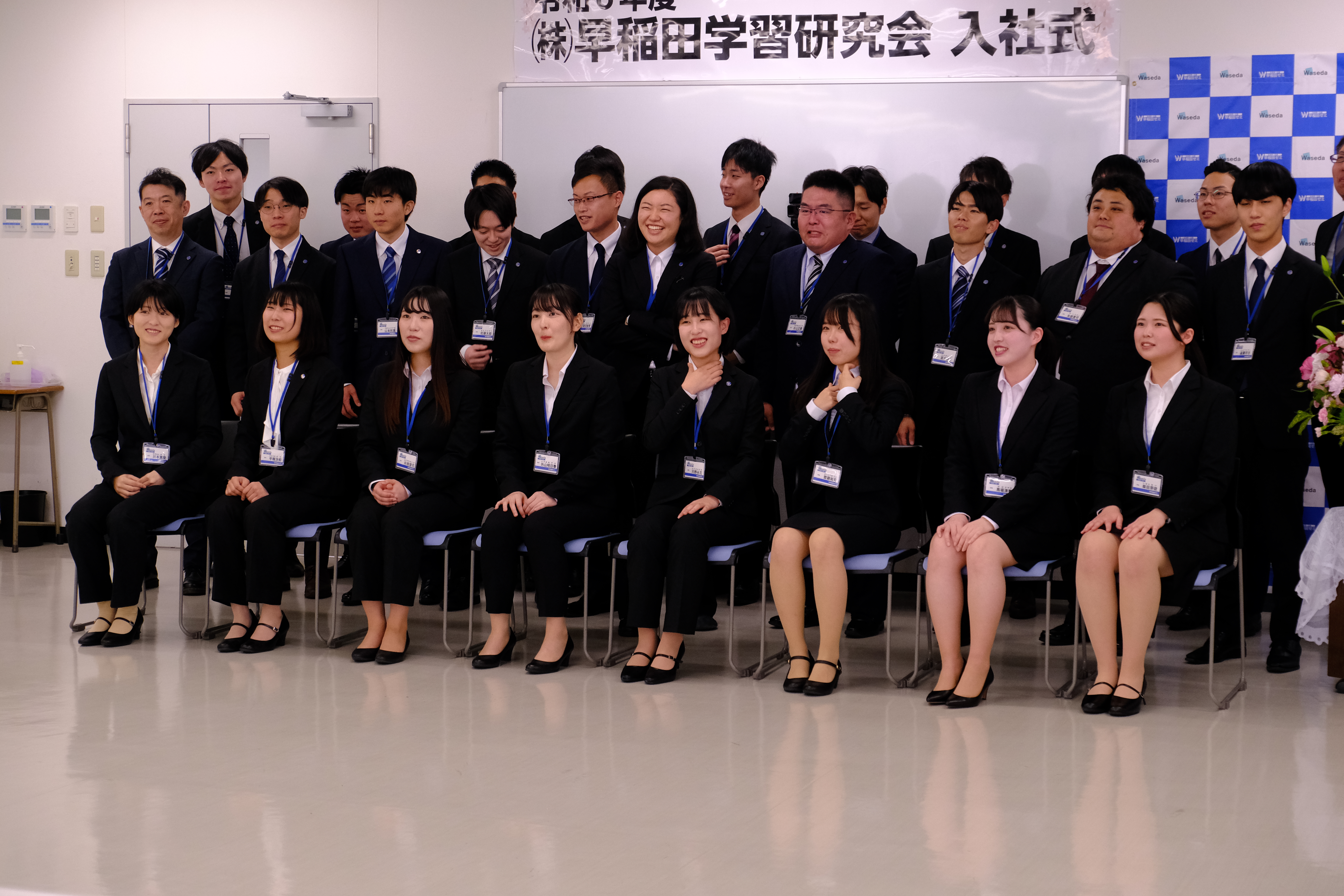 2024年度 (株)早稲田学習研究会 入社式>
</div>
<div class=