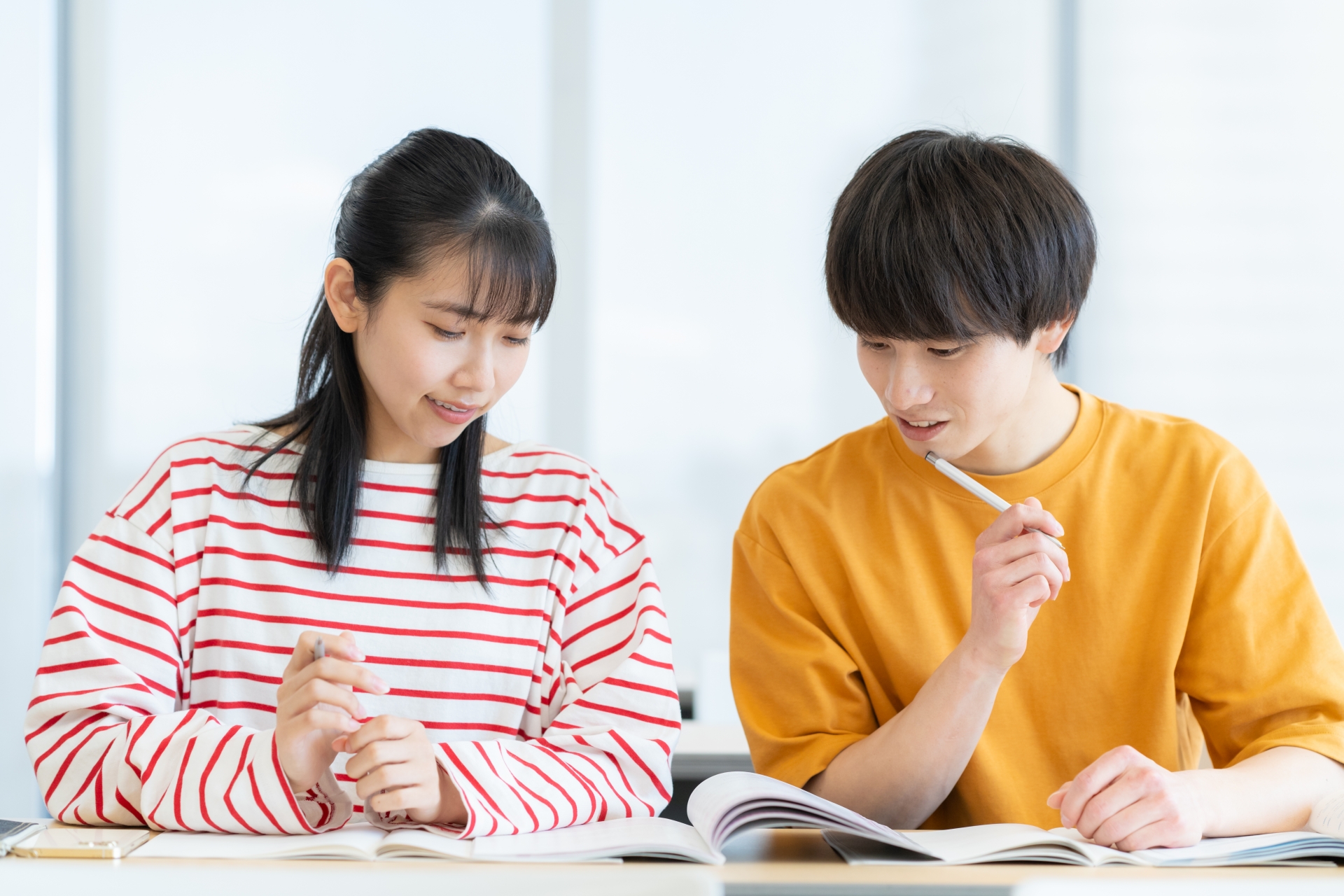 勉強する本庄学院の生徒